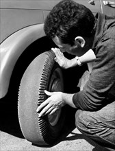 contrôle de la bande de roulement des pneus, 1961