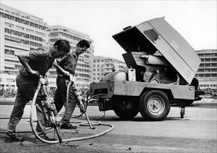 travaux routiers avec marteau-piqueur, 1968