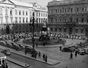 milan, piazza della scala, 1950