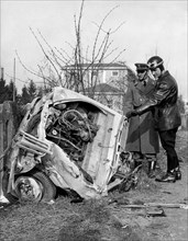 agents de la circulation et restes d'une voiture après une collision avec un train, 1961