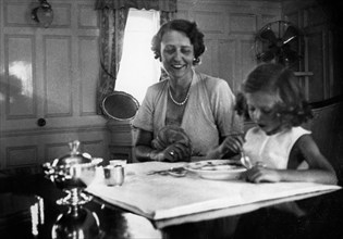 electra marconi déjeunant avec sa mère, 1936