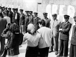 Les chauffeurs d'hôtel attendent les touristes, 1950