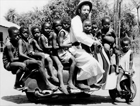enfants et missionnaire, 1961