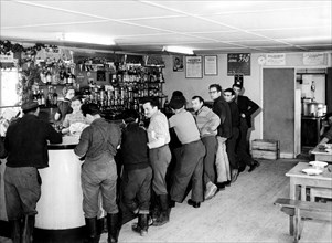 ouvriers français au bar pendant le tunnel du monte bianco, 1961