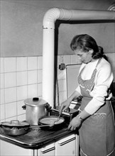 gastronomie piémontaise, une ménagère cuisine la bagna cauda, 1965