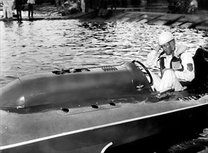 Ezio selva détenteur du record du monde de bateau à moteur à miami, 1956