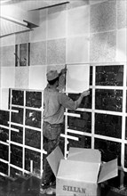 la pose de panneaux d'isolation, 1963