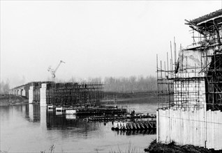 pont en construction sur le po à piacenza, 1958