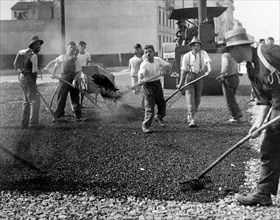 formation d'un tapis bitumineux sur le macadam, 1951
