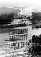 construction d'un pont viaduc sur le po, 1970
