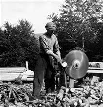 ouvrier de scierie au travail, 1955