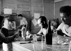 travailleurs en pause déjeuner, 1959