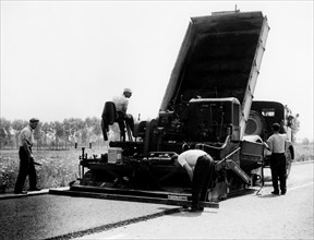pose d'asphalte sur le tronçon vers melegnano, 1959