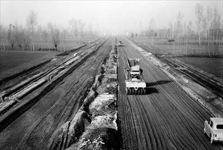 construction de routes, autostrada del sole, compactage au rouleau et au pied, 1958