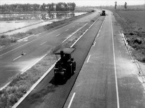 pose de l'asphalte pour le tronçon de melegnano, 1959