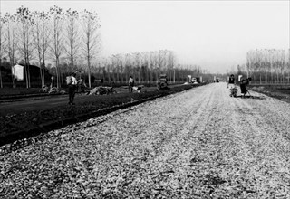 pose de l'asphalte pour le tronçon de milan, 1957