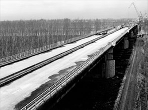 construction de routes, construction d'un pont sur la rivière Po, 1959