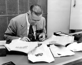 mario buccellati examine des émeraudes et des saphirs de taille exceptionnelle, 1962