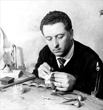 artisan au ciseau et au burin dans un atelier, 1960