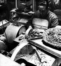artisan travaillant avec du corail, 1968