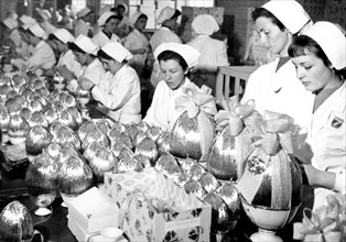 Ouvrières turinoises au travail dans une confiserie, 1958