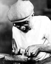 artisanat du couteau, un artisan perce un manche en corne, 1964
