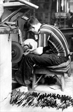 un ouvrier fabrique des couteaux "pattads" sardes, 1964