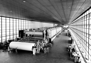 vue partielle de l'intérieur des papeteries burgo à mantoue, 1961-1962