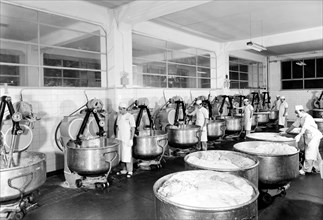 ouvriers de la motta et mélangeurs de pâte, 1955