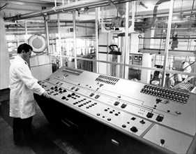 technicien monda knorr au panneau de commande pour la production automatique avec système de cartes perforées, 1966
