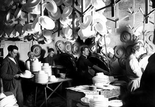 usine de chapeaux de paille au montappone, 1955