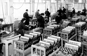 usine d'assemblage d'accordéons à castelfidardo, 1965