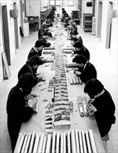 construction de "voix" en accordéon à castelfidardo, 1965