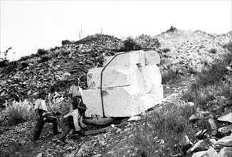 déplacement de blocs de marbre extraits, 1952