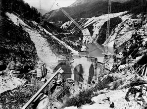 une phase de la construction du barrage de pontesei, 1957