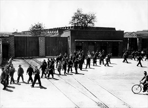 ouvriers quittant l'usine de breda, 1963