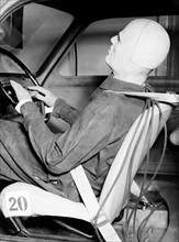 industrie mécanique, fiat, crash test avec mannequin, 1964