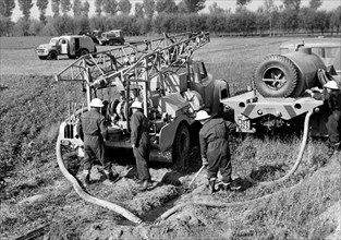 équipe d'exploration pétrolière utilisant la méthode de sismique réflexion, 1955