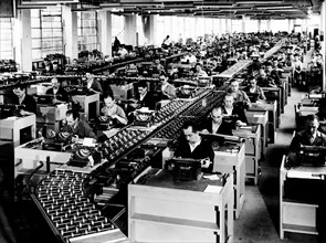 industrie mécanique de précision, olivetti ivrea, département de montage des machines à écrire, 1957