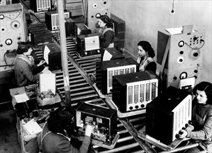 industrie électromécanique, chaîne de montage des radios, 1955