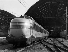 gare centrale de milan, sortie du train etr 303 settebello, 1960