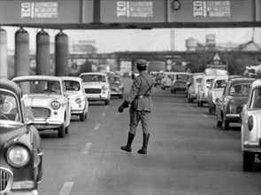 un agent de la circulation, 1964