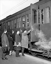 ouvriers montant dans le train à la porta romana à milan, 1962