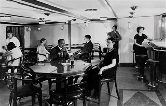 touristes au bar de troisième classe sur le paquebot victoria, 1930