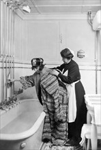 touriste et serveuse dans les toilettes, 1930