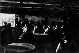 paquebot transatlantique giulio cesare, touristes dans la salle de cinéma de troisième classe, 1930