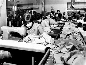 industrie du vêtement, fabrication de vêtements, machines à rembourrer et à coudre les manches, 1965