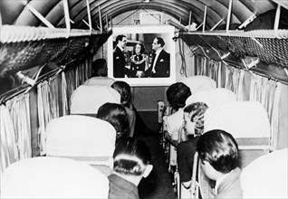 aéronautique, intérieur d'un avion avec la première projection de film, 1938
