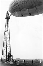 dirigeable amarré à des pylônes, 1910-1920