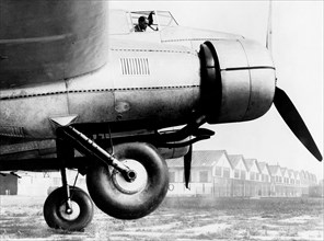 détail du train d'atterrissage du bimoteur caproni 123, 1930-1940